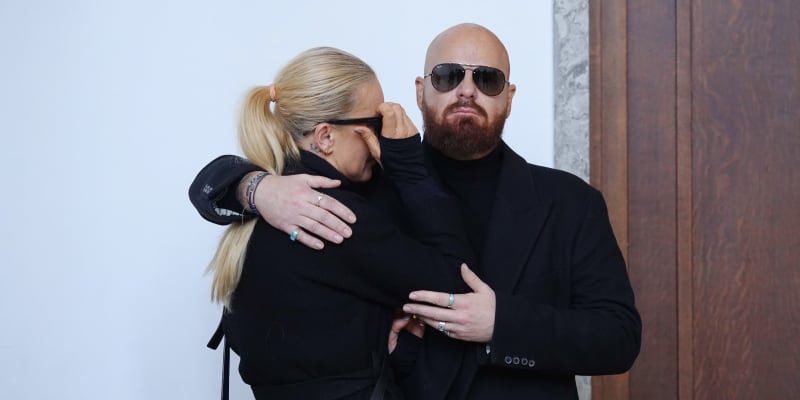 Na pohřeb se stylistou Janem Pokorným dorazila také Simona Krainová s manželem