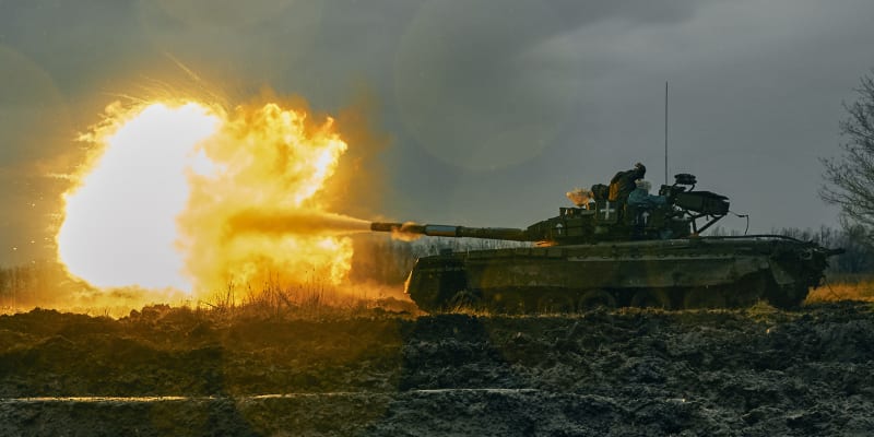 Ukrajinská armáda střílí z ukořistěného ruského tanku T-80 na pozice okupantů v Doněcké oblasti.