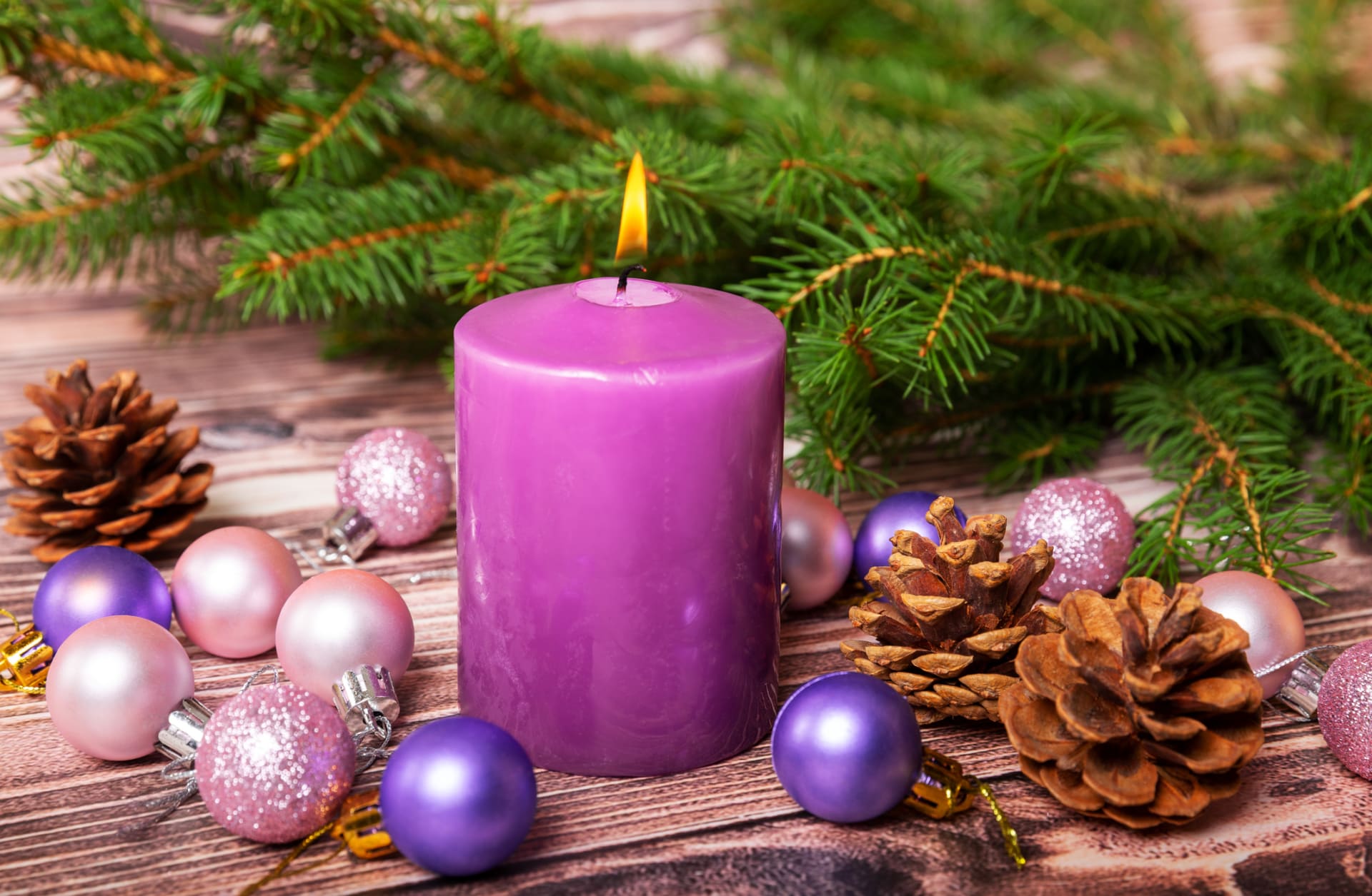 Fialová je ve skutečnosti tradiční barvou Vánoc