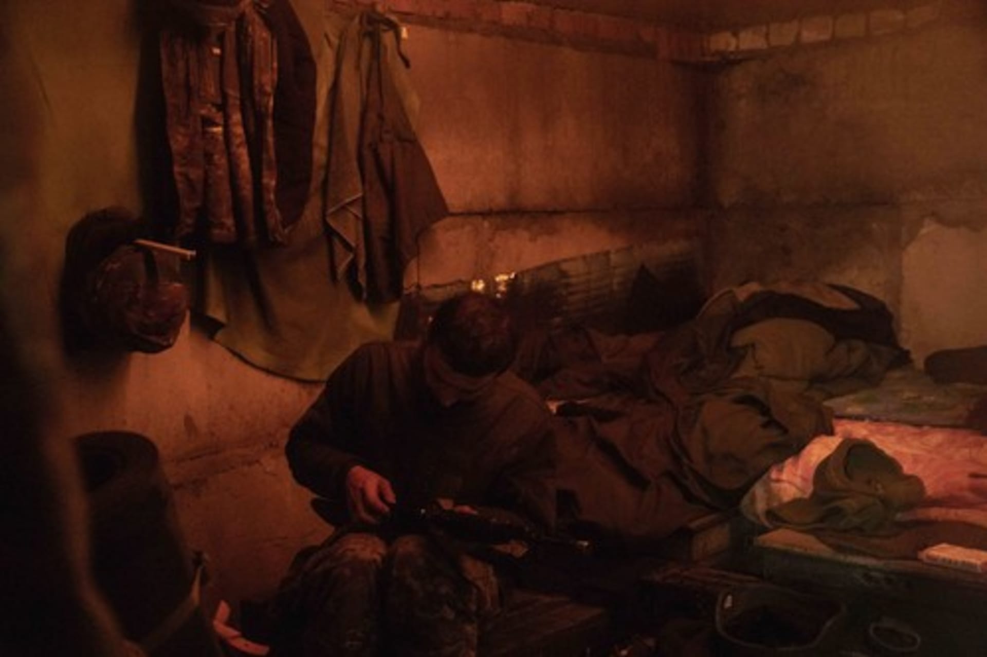 Ukrajinští vojáci během vzácných chvil odpočinku v bunkru.