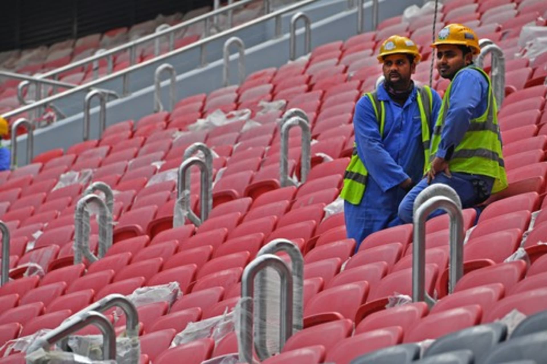 Odhaduje se, že v Kataru při stavbě fotbalových stadionů zahynuOdhaduje se, že v Kataru při stavbě fotbalových stadionů zahynuly až tisíce zahraničních dělníků.ly až tisíce zahraničních dělníků.