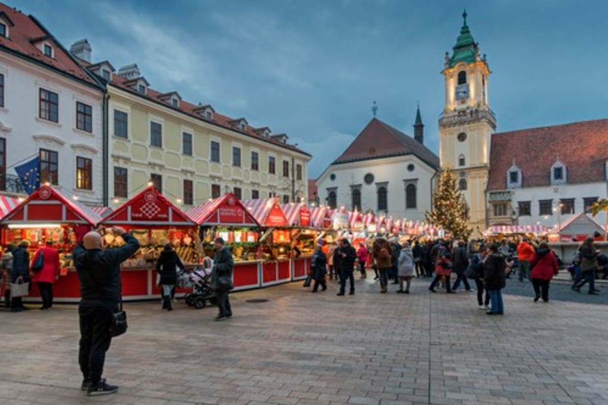 Zahanbit se s vánočními trhy nenechá ani Bratislava.