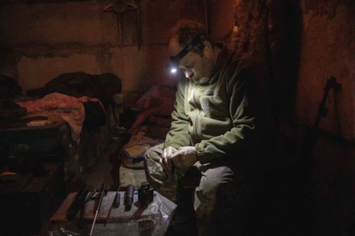 Ukrajinští vojáci během vzácných chvil odpočinku v bunkru.