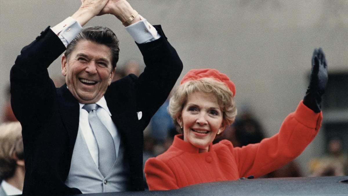 Ronald Reagan zahájil své první prezidentské období v roce 1981 poté, co porazil svého předchůdce Jimmyho Cartera. Ve volební kampani se osvědčila jeho otázka voličům: „Máte se lépe než před čtyřmi lety?“