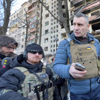 Vitalij Kličko prochází rozbombardovaným Kyjevem (14.3.2022).