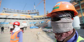 Mrtví dělníci místo fotbalových ikon. Sběratelské kartičky připomínají oběti MS v Kataru