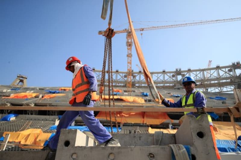 Odhaduje se, že v Kataru při stavbě fotbalových stadionů zahynuly až tisíce zahraničních dělníků.