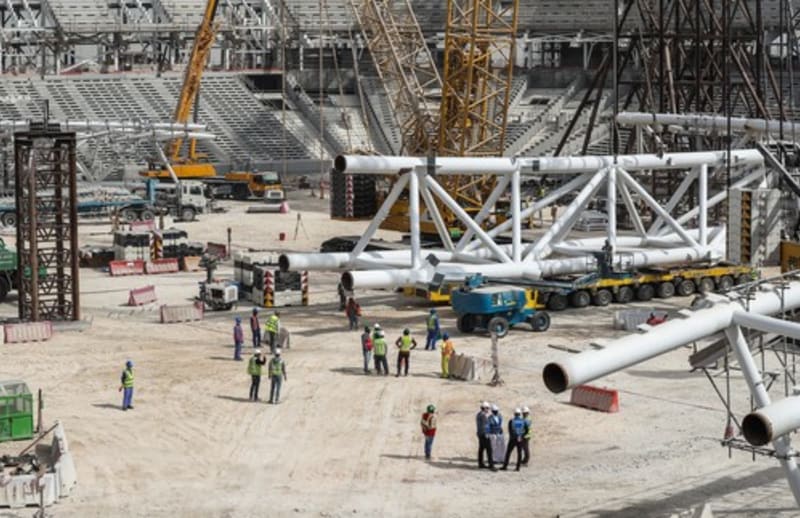 Odhaduje se, že v Kataru při stavbě fotbalových stadionů zahynuly až tisíce zahraničních dělníků.