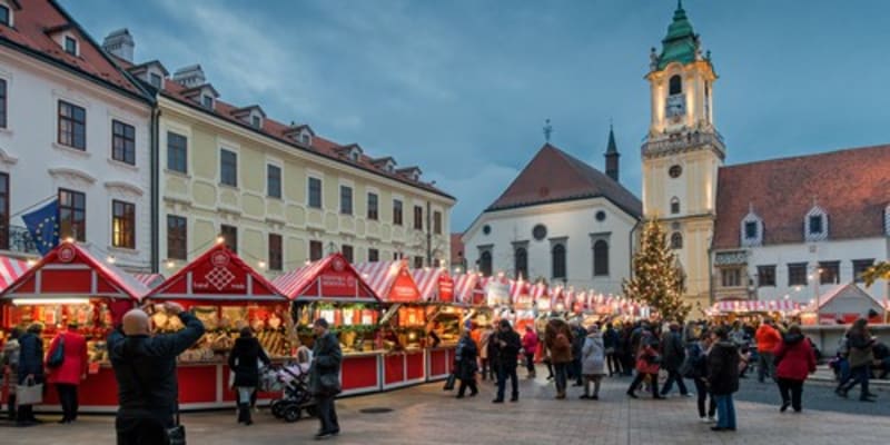 Zahanbit se s vánočními trhy nenechá ani Bratislava.