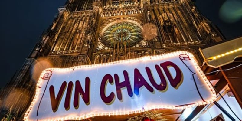 Katedrála Notre Dame ve francouzském Štrasburku je tradičně zapojena i do vánočních trhů ve městě.