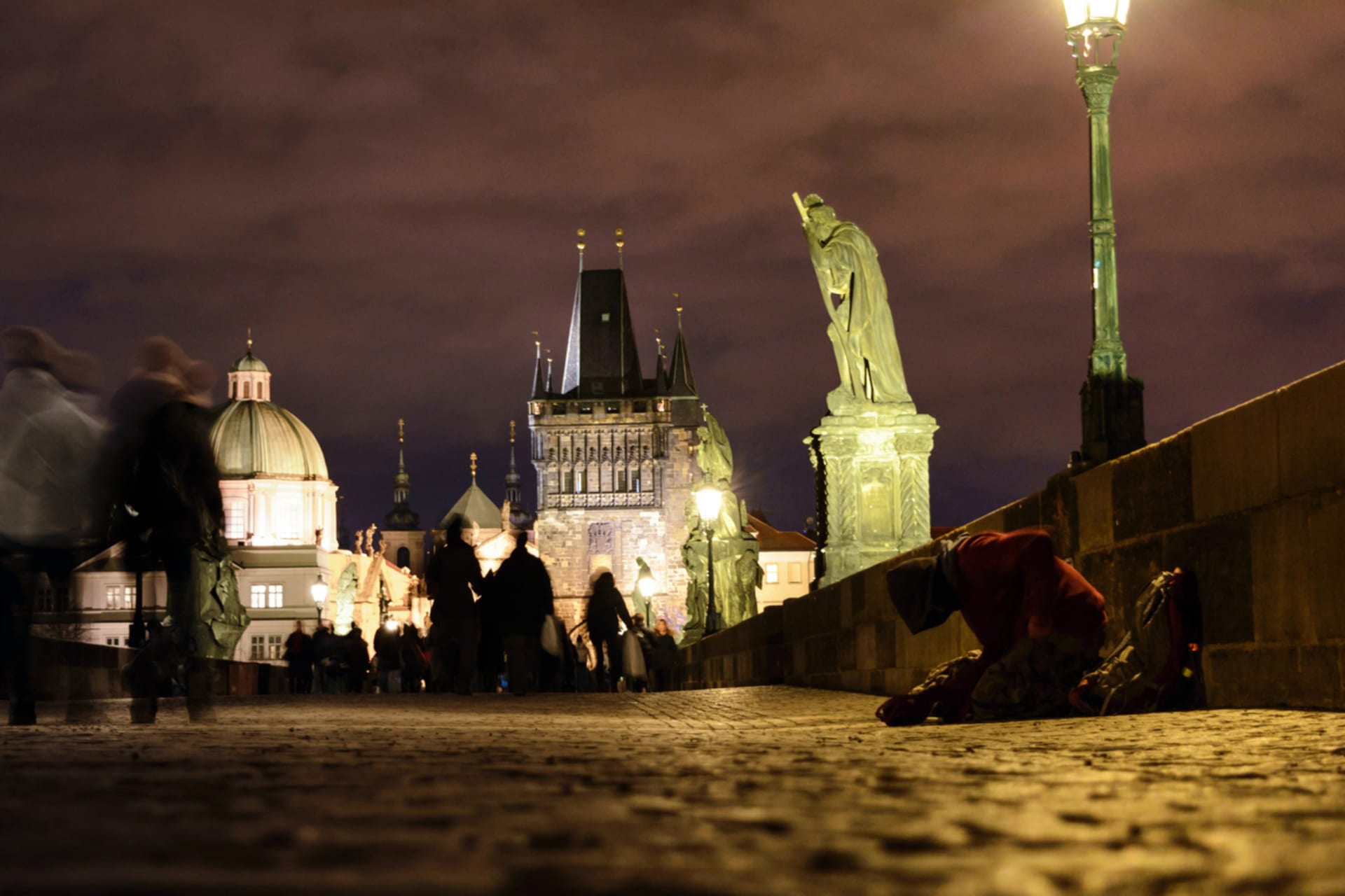 Šokujte třeba procházkou po Praze s průvodcem bezdomovcem.