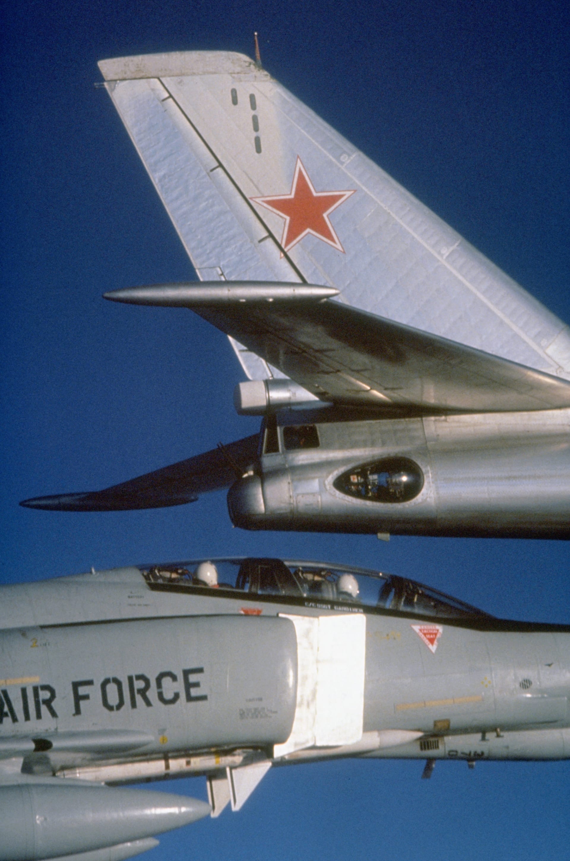 Setkání nad mezinárodními vodami: Americký F-4 Phantom II přikovaný k zádi Tu-95 (1980 