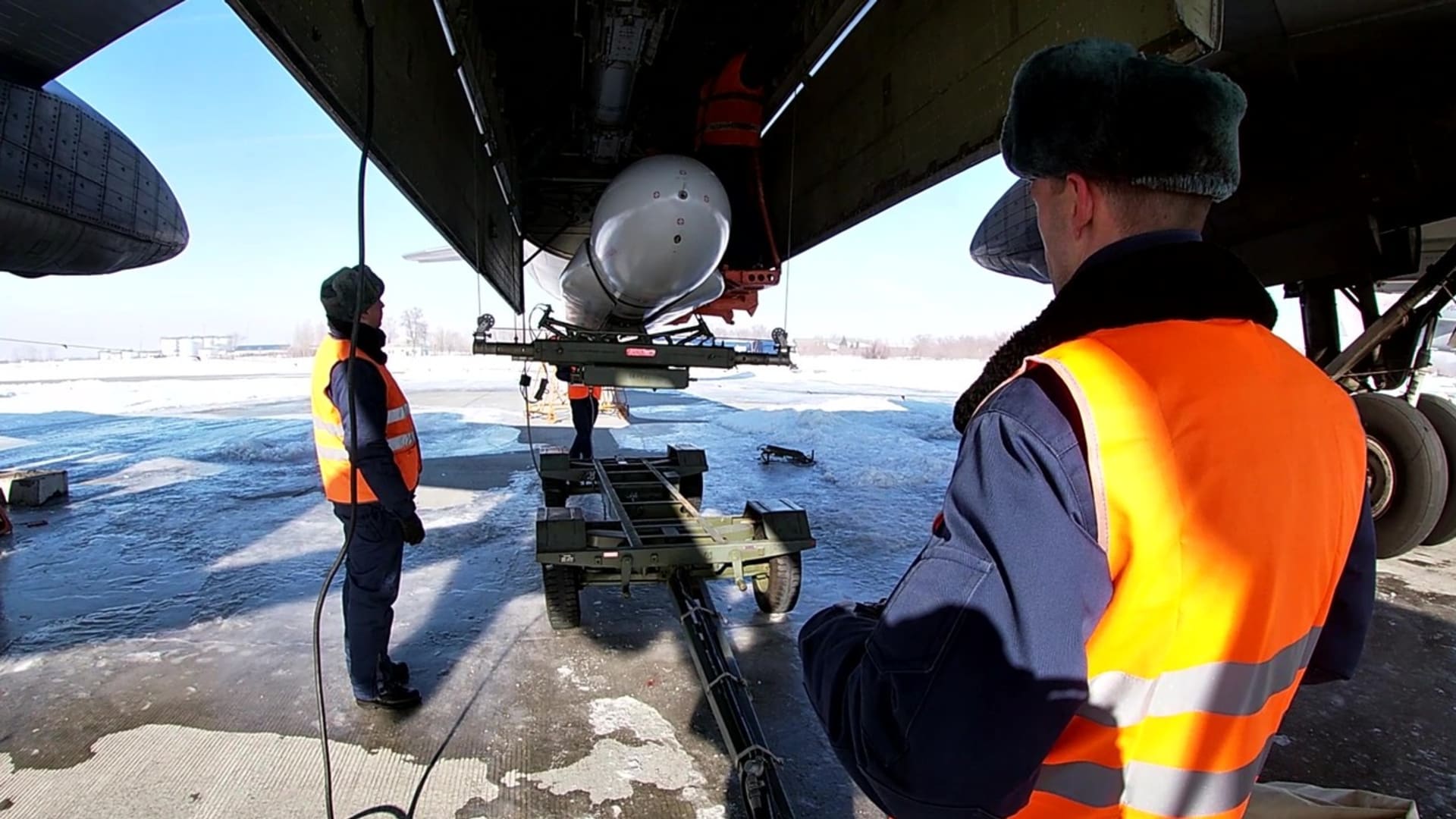 Nakládání rakety do pumovnice Tu-95 (19. února 2022)
