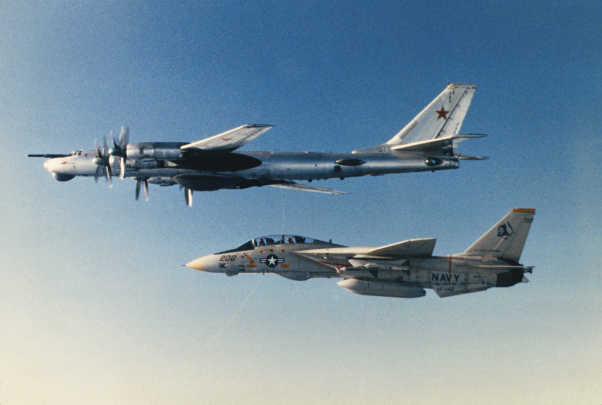 Tu-5 a americká stíhačka F-14