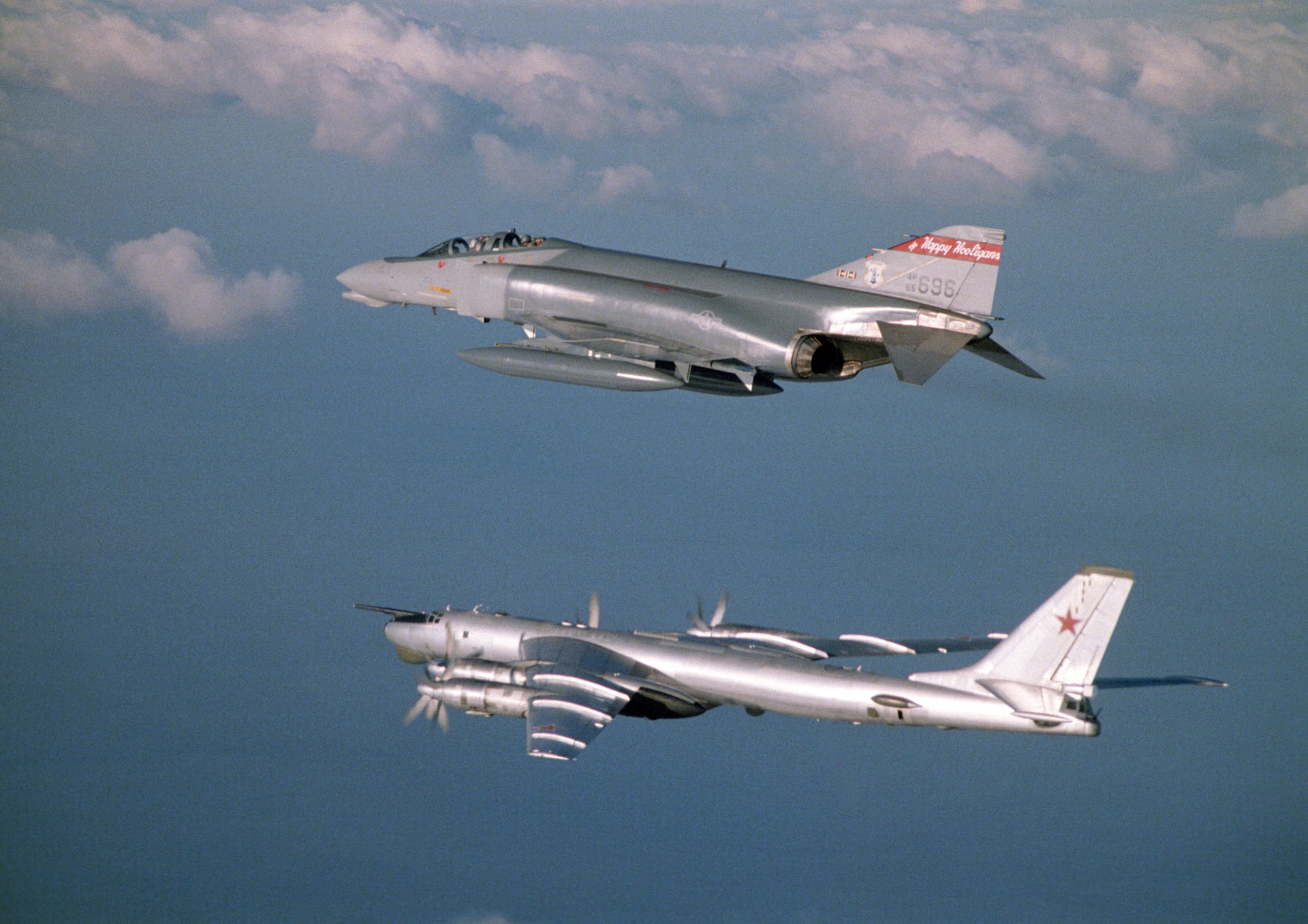 Americká stíhačka F-4 Phantom II doprovází sovětský bombardér Tu-95 poblíž Islandu (1983)