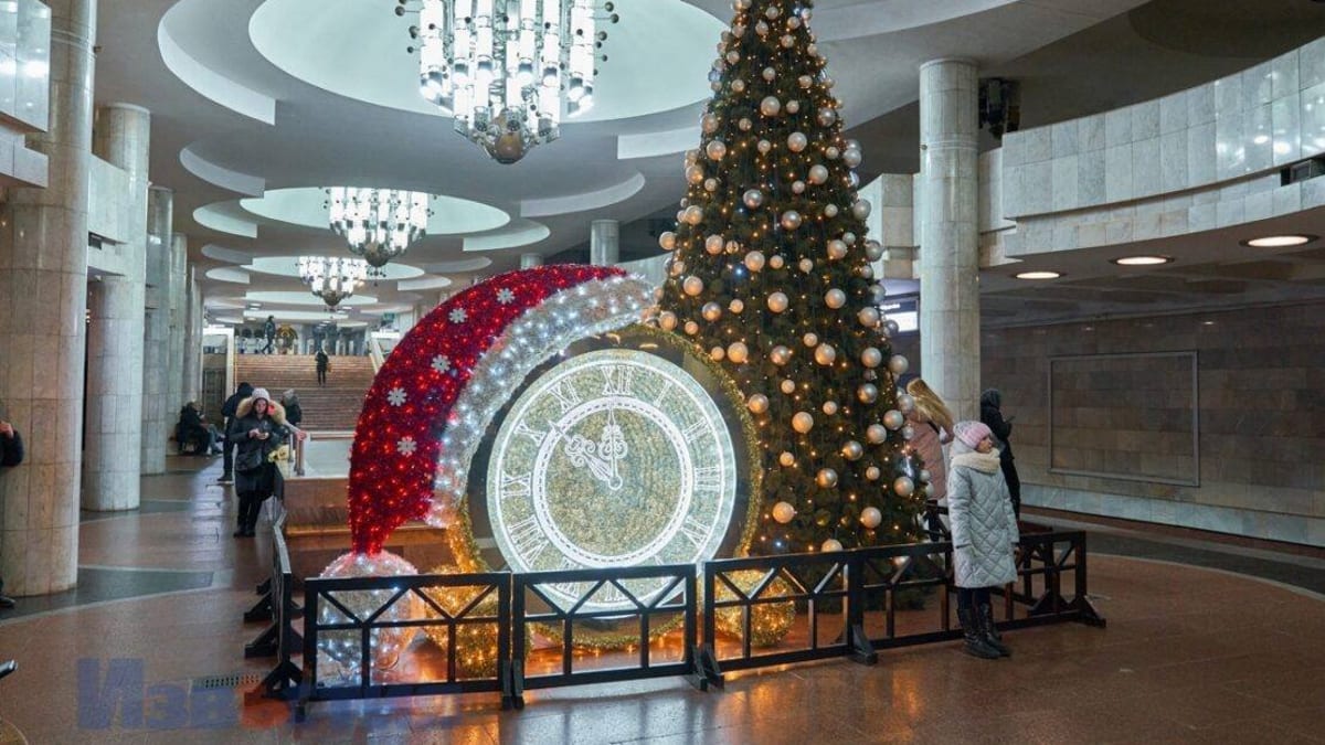 Vánoční strom v Charkově stojí ve stanici metra.