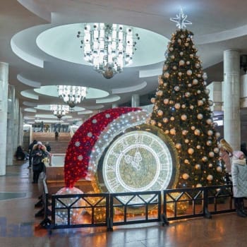 Vánoční strom v Charkově stojí ve stanici metra.