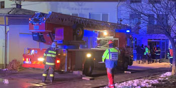 Při požáru domu s pečovatelskou službou na Semilsku zemřel člověk. Desítky se evakuovaly