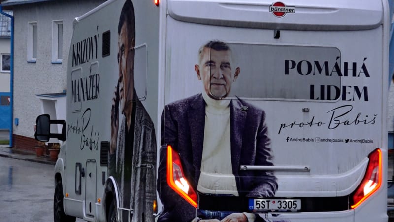 Andrej Babiš objíždí Česko obytným vozem.