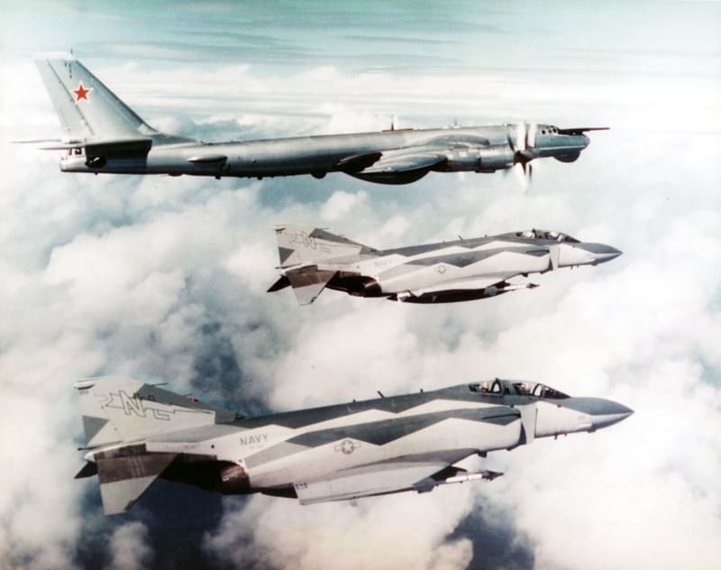 Dvě stíhačky F-4 Phantom II z americké letadlové lodě USS Coral Sea doprovázejí Tu-95 (1977)