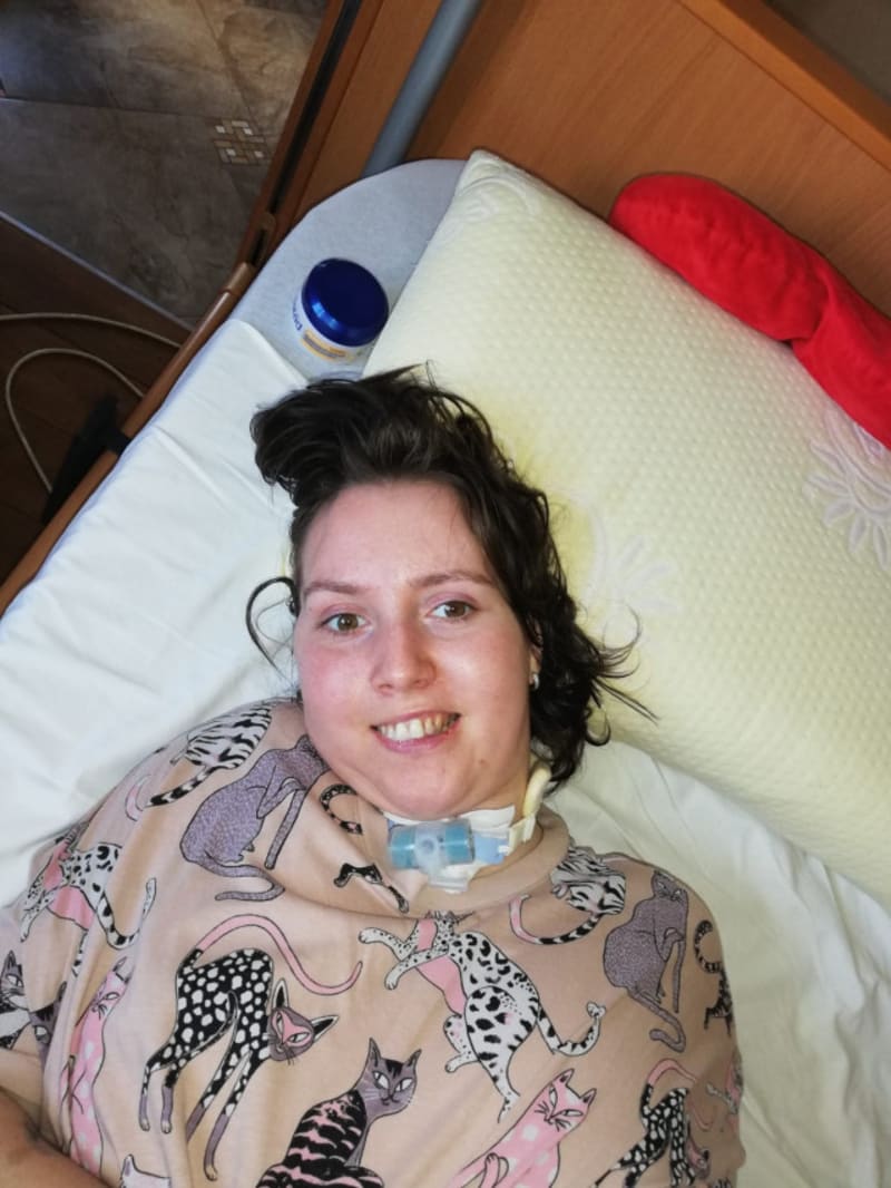 Zdeňka Jakabová utrpěla před třemi lety při dopravní nehodě vážné zranění hlavy. Dnes je připoutaná na lůžku.