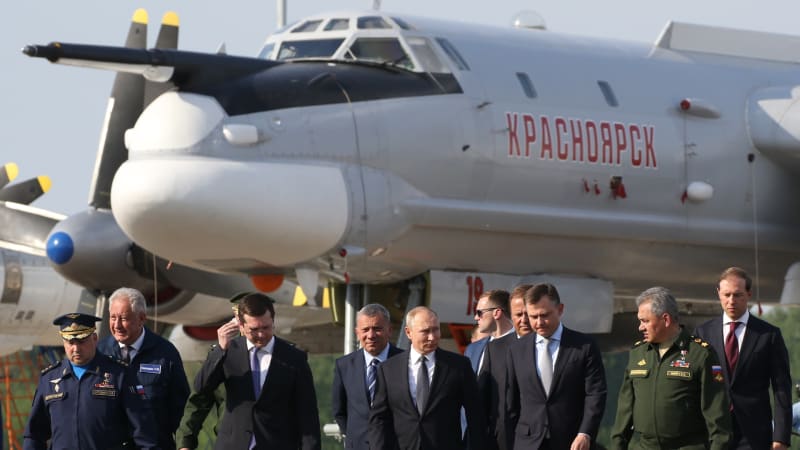 Ruský prezident Vladimir Putin a ministr obrany Sergej Šojgu na obhlídce Tu-95MS v říjnu 2019 v Kazani