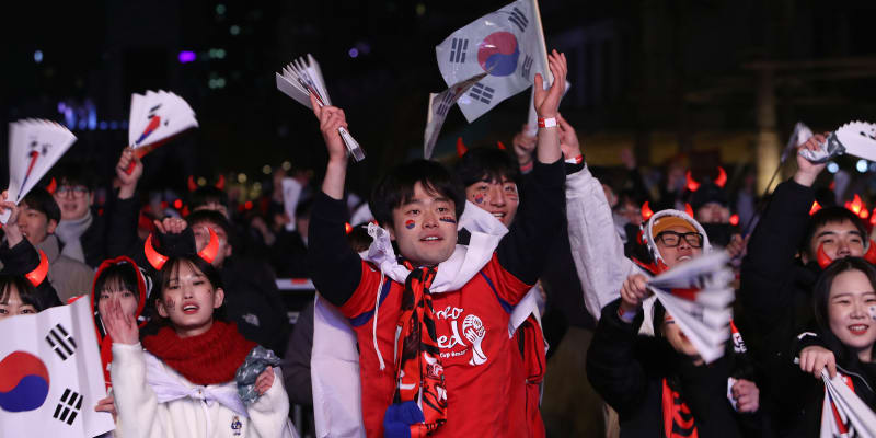 Jihokorejští fanoušci v Soulu během utkání s Brazílií
