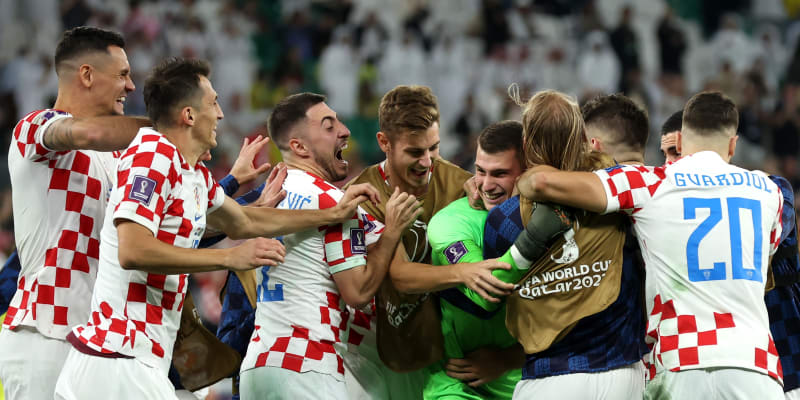 Chorvaté objímají svého největšího hrdinu, brankáře Dominika Livakoviče.