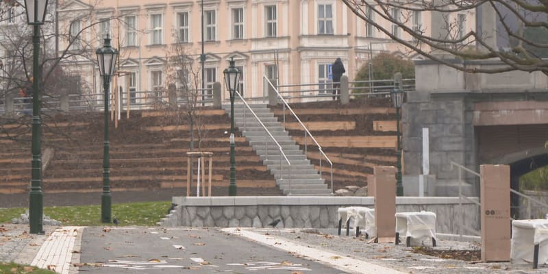Nemilé překvapení čekalo na chodce a cyklisty na pražském Klárově. V úterý tam byla slavnostně otevřena cyklostezka za 36 milionů korun, která vede pod Mánesovým mostem. Už druhý den ji ale zavřeli.  