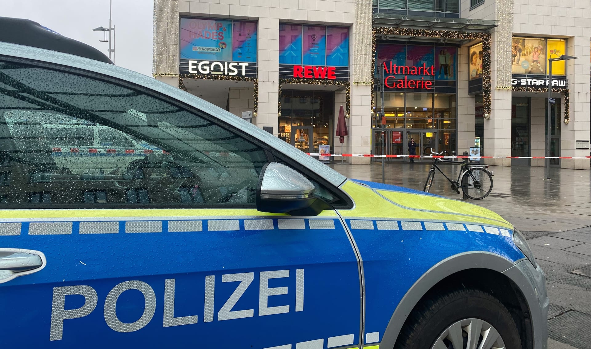 Policie zasahovala v Drážďanech proti muži, který držel v obchodním domě rukojmí.