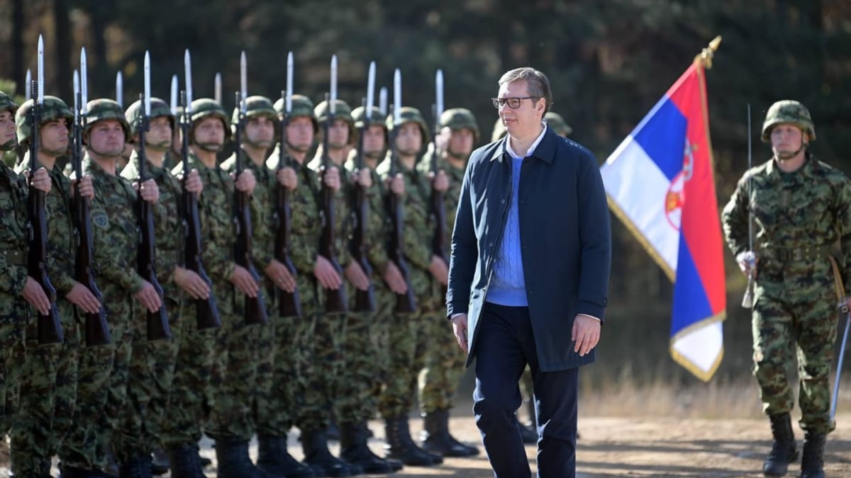 Srbský prezident Aleksandar Vučić navštívil armádu své země.