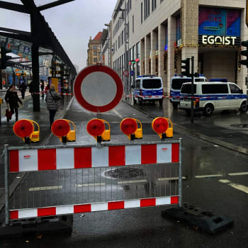 Policisté v Drážďanech zatarasili ulice kolem obchodního domu.