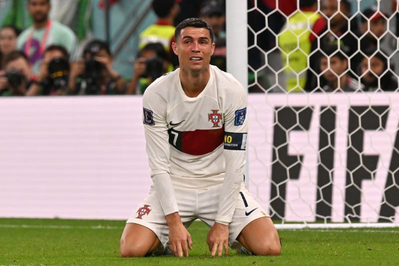 Cristiano Ronaldo po šokujícím vyřazení padl na trávník.