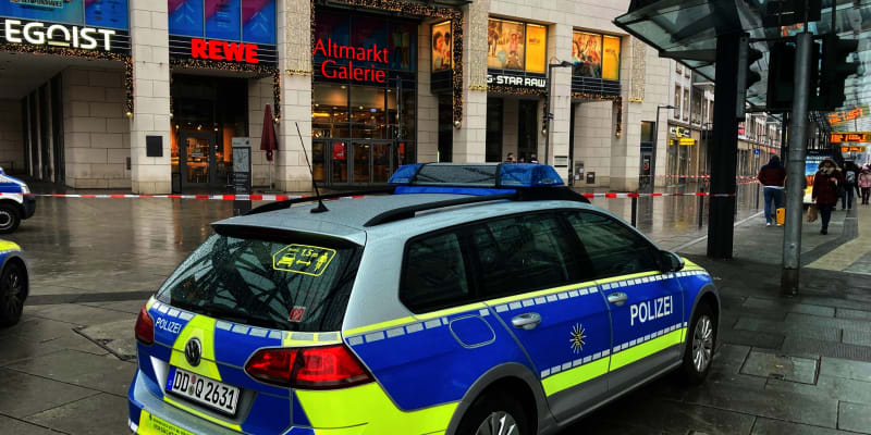 Policie zasahovala v Drážďanech proti muži, který držel v obchodním domě rukojmí.
