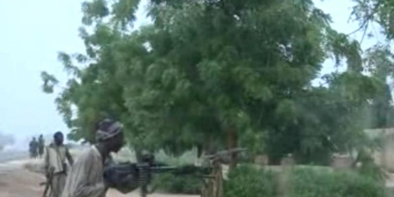Záběry z útoku teroristů Boko Haram z roku 2018 na nigerijské vojáky u města Maiduguri