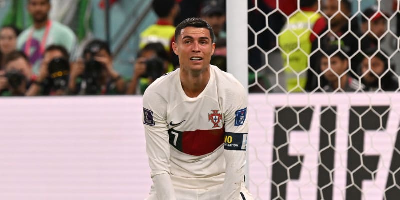 Cristiano Ronaldo po šokujícím vyřazení padl na trávník.