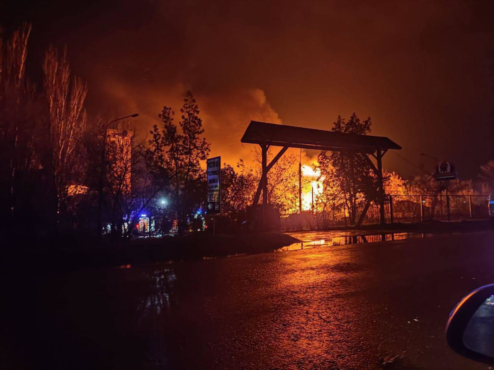 Po ukrajinském úderu se ocitla základna Rusů v Melitopolu v plamenech