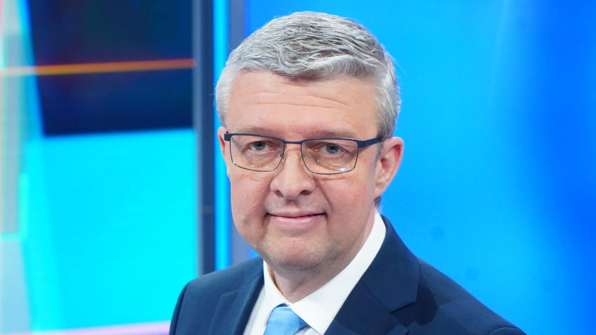 První místopředseda ANO Karel Havlíček stojí za Babišem.