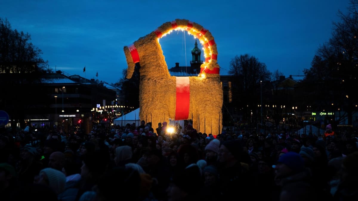 Za zapálení vánoční slaměné kozy ve švédském Gävle bude hrozit vyšší trest. 