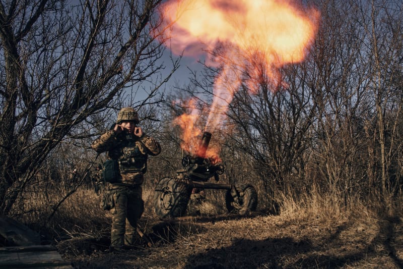 Ukrajinské dělostřelectvo drží pozice u Bachmutu.