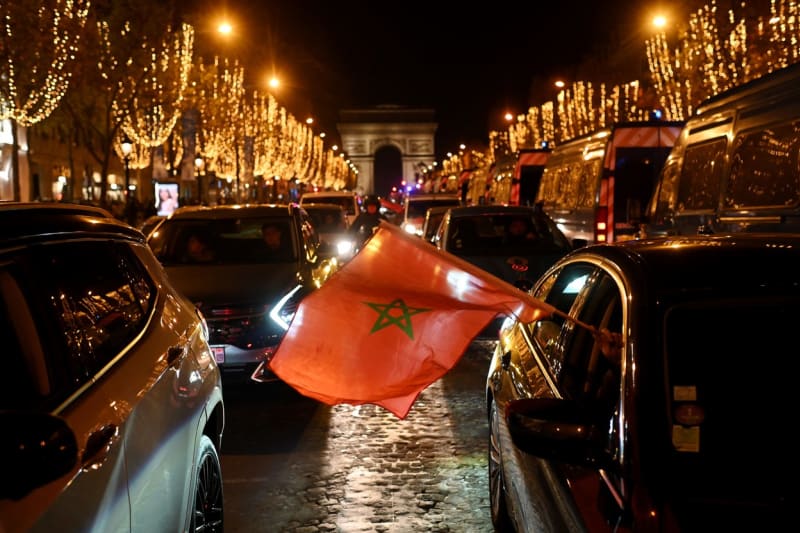 Maročané v Paříži slaví postup afrického týmu do semifinále fotbalového mistrovství světa.