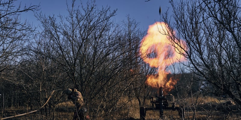 Ukrajinské dělostřelectvo drží pozice u Bachmutu.