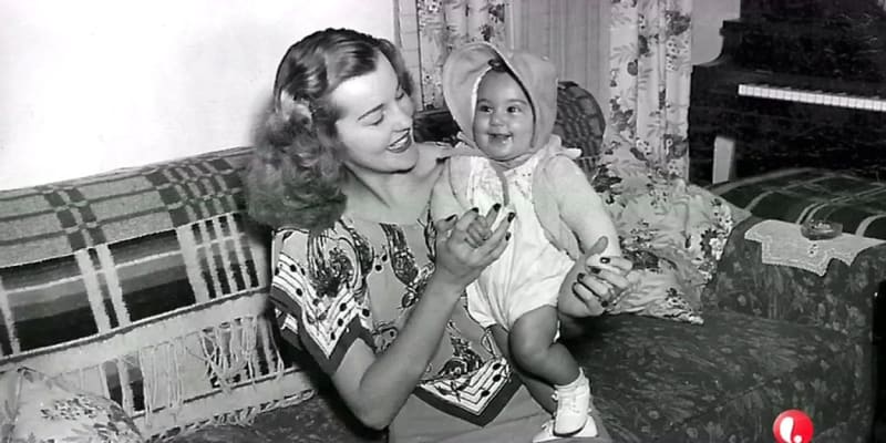 Malá Cher se svoji matkou Georgií
