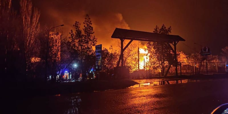 Po ukrajinském úderu se ocitla základna Rusů v Melitopolu v plamenech