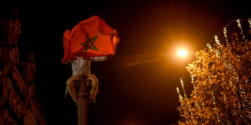 Maročané v Paříži slaví postup afrického týmu do semifinále fotbalového mistrovství světa