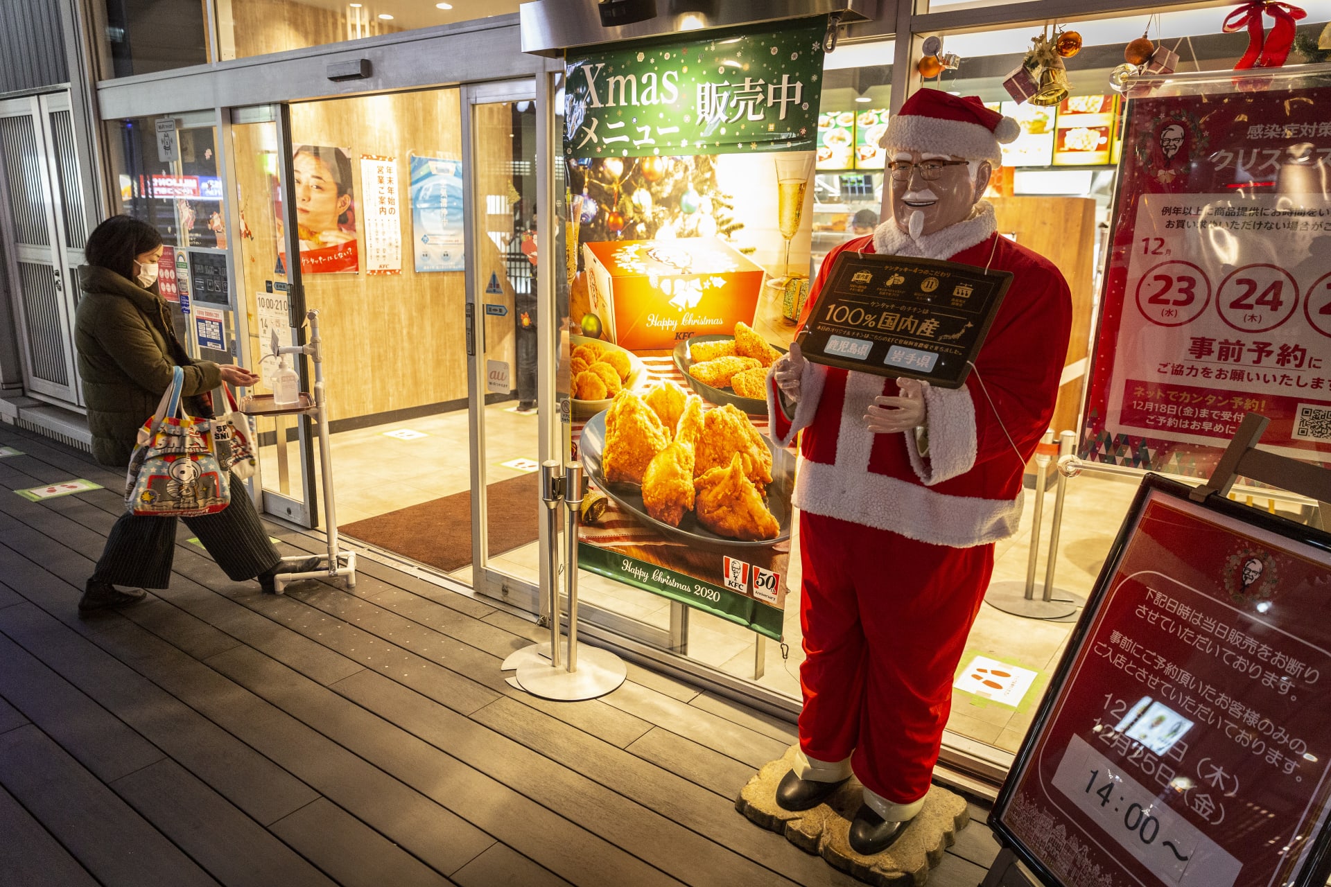 Japonci si o Vánocích pochutnávají na kyblíku se smaženým kuřetem z KFC.