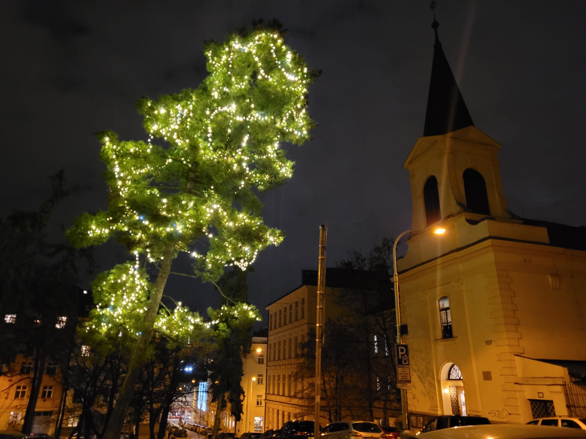 Vánoční strom v Nuslích u kostela sv. Václava.