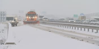 Hodinové kolony, zpožděné autobusy, nehody. Sníh způsobil v Česku dopravní kolaps