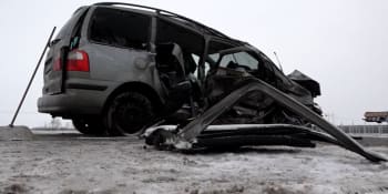 Nehoda u Kuřimi má tragickou dohru. Na místě zemřel řidič a v nemocnici nakonec i dítě