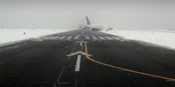 Letiště v Británii zrušila kvůli hustému sněhu desítky letů. Zpoždění hlásí také vlaky
